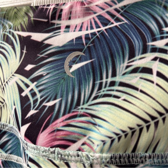 Zyia Light N Tight Hi Rise Tropical Print Leggings with pockets (M) - Picture 8 of 9